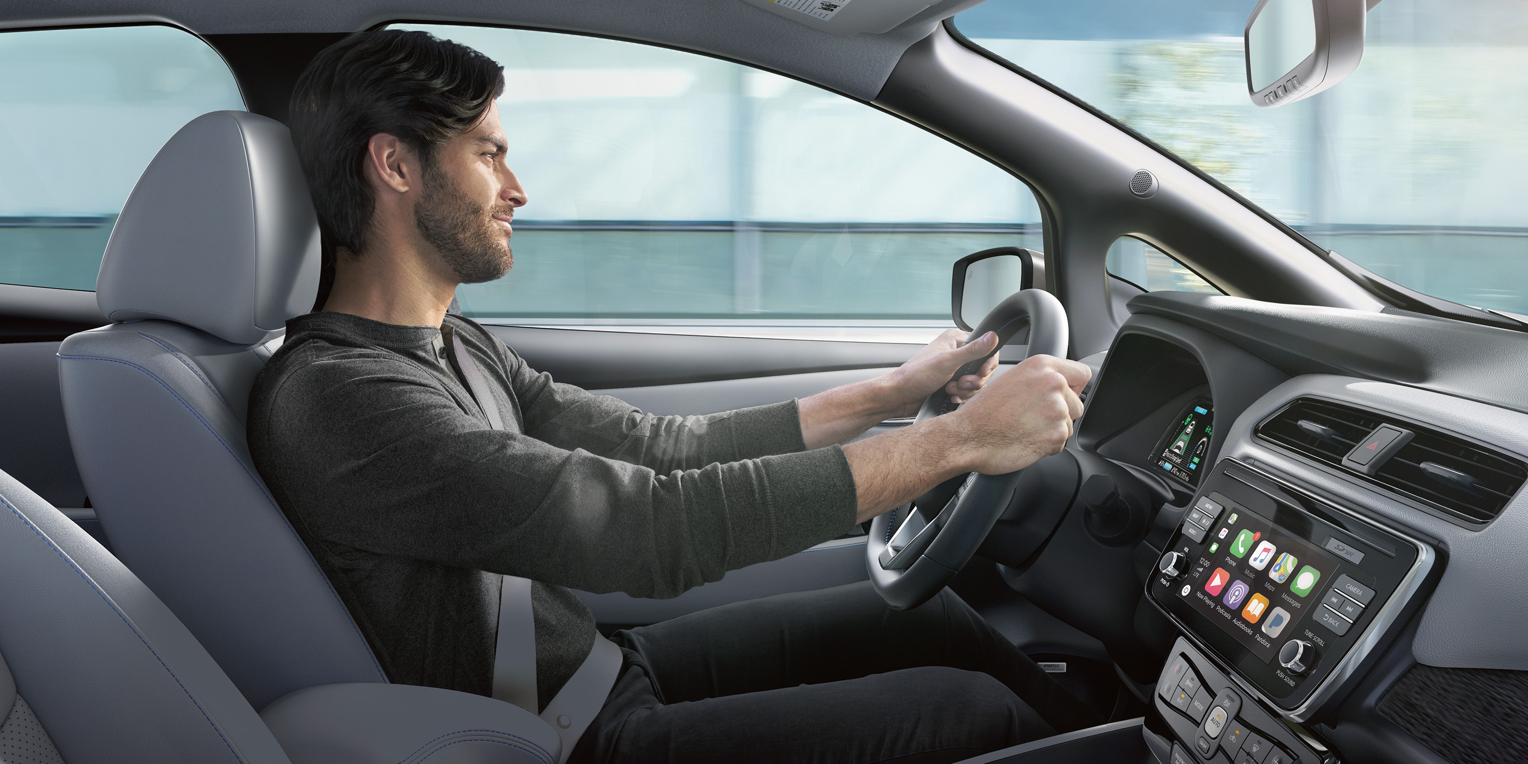 Hombre Feliz manejando Nissan LEAF